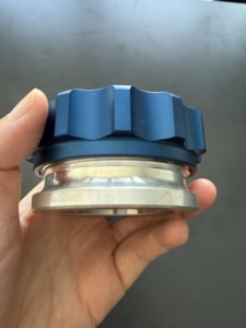ฝาถังน้ำมันอะลูมิเนียมแบบมีลายกันลื่น ผลิตด้วยเครื่อง CNC ตามสั่ง สำหรับรถจักรยานยนต์และสกู๊ตเตอร์  อะไหล่ตกแต่งแบบ OEM ODM - Product Image 1
