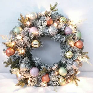 Ornement de fête de taille personnalisée de guirlande de Noël d'intérieur mixte PE & PVC avec boules colorées et guirlande artificielle de lumières LED