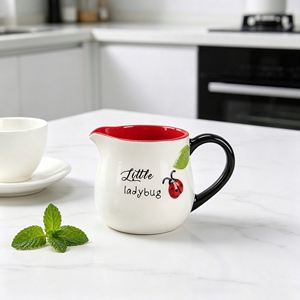 Carafe à lait en céramique blanche avec intérieur rouge et motif de petite coccinelle, design de petite coccinelle pour servir du café ou du thé, décoration de cuisine - Product Image 1