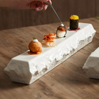 Plat rectangulaire en porcelaine fine pour sushis et sashimis, style américain, avec fonction de maintien au chaud, idéal pour la décoration de plats de poisson en hôtellerie haut de gamme et la restauration.