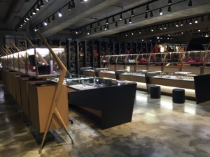 Meubles de design intérieur de magasin de vêtements haut de gamme LUX, personnalisables, simples, pour la vente de vêtements, présentoirs métalliques pour magasin de vêtements - Product Image 3