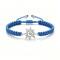Bracelet en corde tressée en macramé en acier inoxydable réglable fait main pour femmes et hommes avec breloque soleil