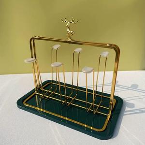 Portavasos de metal con diseño de reno dorado, con bandeja de drenaje, estante de almacenamiento multifunción para cocina, para uso en el hogar o bar. - Product Image 1