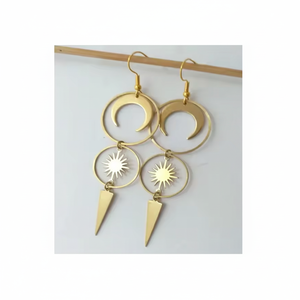 Pendientes minimalistas de luna de latón dorado para niñas, pendientes de joyería de moda, venta al por mayor, pieza de diseño solar, tendencia superior - Product Image 1