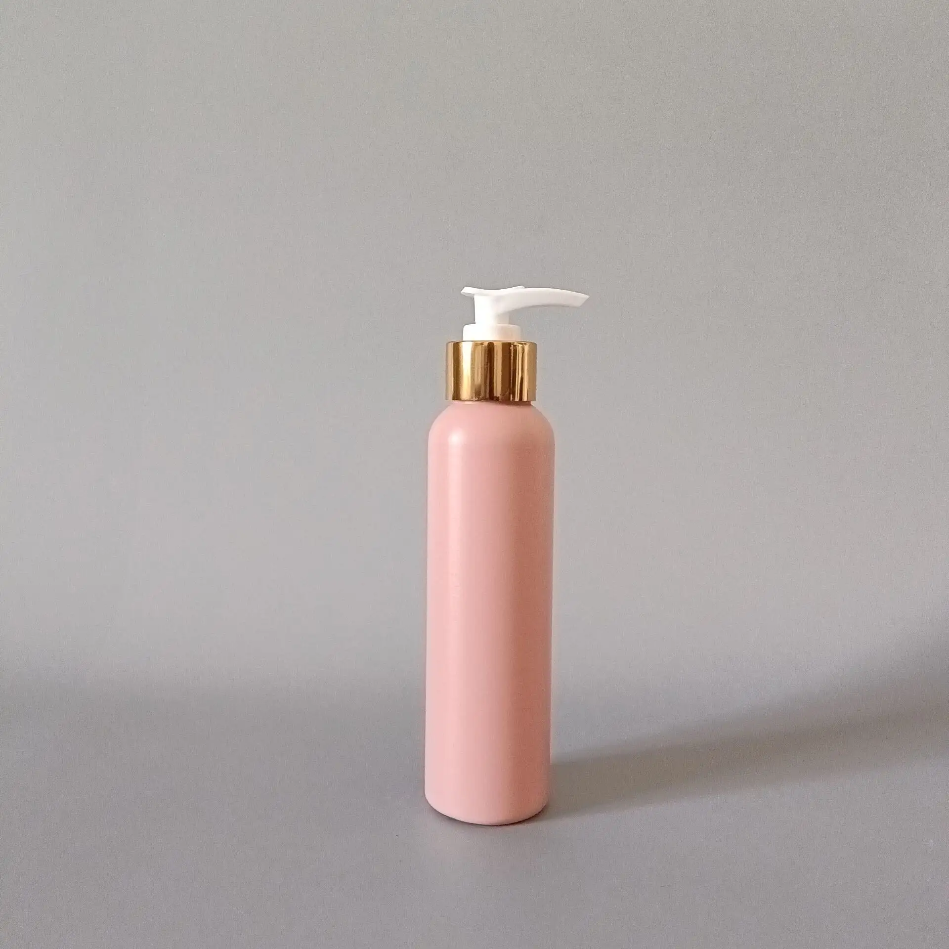 Customizável 200ml cor-de-rosa plástico skincare corpo creme facial shampoo e condicionador garrafa com bomba de loção ouro