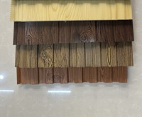 Panneau sandwich PU ignifuge, imperméable et isolant thermique à grain de bois pour revêtement mural extérieur de maison préfabriquée, avec détails métalliques sculptés pour usage commercial