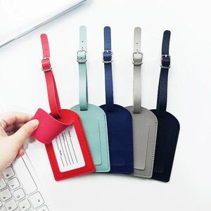 Etiquetas de identificación de equipaje de piel sintética al por mayor con cubierta de privacidad completa para hombres y mujeres, clips para maletas y bolsos. - Product Image 1