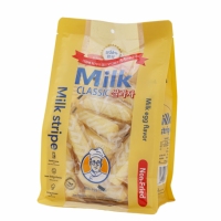 Délicieux biscuits de bâtonnets de riz sains pour les enfants et la famille emballés dans un sac réutilisable