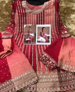 Salwar Kameez de haute qualité Gulkayra Designer en véritable chinon lourd avec broderie et travail de séquence pour les occasions de mariage - Product Image 2