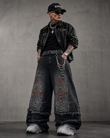Jean Y2K ample noir et gris délavé pour homme, avec ceinture à rivets, multi-chaînes, broderie serpent gothique et déchirures prononcées