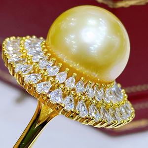 แหวนเพชรทรงกลมขนาด 12-13 มม. ประดับด้วยลูกปัดทองธรรมชาติ ลายดอกไม้แบบเวอร์ซายส์ ทำจากเงินแท้ ฝังอย่างประณีตด้วยงานฝีมือชั้นสูง พร้อมตำหนิ - Product Image 4