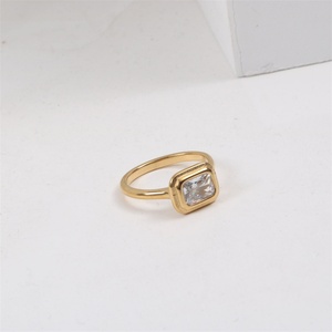 Anillos de Lujo de Moda en Acero Inoxidable Chapado en Oro con Forma Cuadrada y Cristales de Circonita y Piedras Naturales para Mujer - Product Image 5