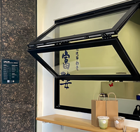 Portes pliantes verticales en alliage d'aluminium personnalisées avec finition grain de bois, insonorisées et isolantes thermiquement pour les salons de thé