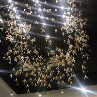 Décoration de mariage pour hall d'hôtel : élégant lustre en verre à thème floral avec longue suspension lumineuse