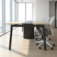 Table de réunion de direction haut de gamme avec texture de bois clair et hub de gestion des câbles central
