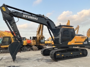 Excavadora Hidráulica Usada HYUNDAI HX220HD de 22 Toneladas con Diseño de Ahorro de Energía y Bajo Ruido para Renovación de Terrazas y Agricultura - Product Image 1