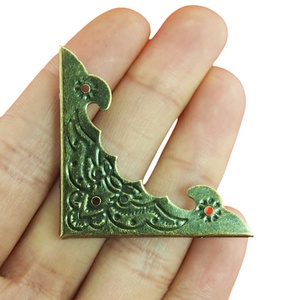 Protector de Esquinas Decorativo de Metal Plano de Color de 40x40x4 mm para Cajas de Madera y Libros, Suministro de Fábrica - Product Image 6