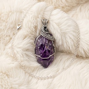 Colliers pendentifs en argent plaqué OEM/ODM en gros, bijoux en améthyste brute enroulée sur fil pour femmes - Product Image 2