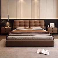 Lit moderne de luxe italien en cuir rembourré, grand lit carré avec dossier matelassé pour chambre principale