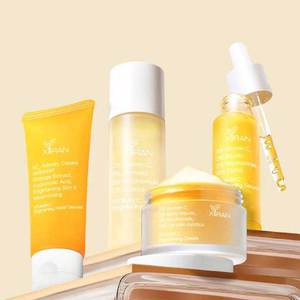 비타민 C와 나이아신아마이드, 알로에 베라가 함유된 미백 및 영양 공급을 위한 프라이빗 라벨 천연 스킨케어 세트 - Product Image 1