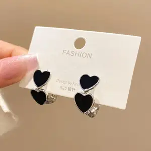 Aksesori anting-anting kancing hati cinta hitam gaya Korea logam untuk wanita perhiasan manis grosir