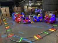 Train miniature motorisé avec rails, formes et couleurs personnalisables ; adapté aux parcs et aux jardins privés