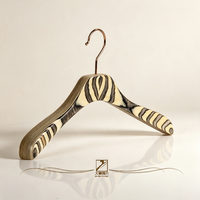 Cintre en bois massif avec insert en bois, conçu avec une texture pour la présentation de vêtements