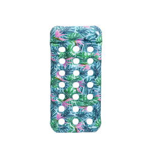 Tumbona Flotante Inflable con Estampado de Hojas y Perforaciones para Uso en Piscinas o Lagos - Product Image 1
