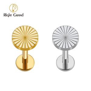 <span class=keywords><strong>Piercing</strong></span> plano <span class=keywords><strong>de</strong></span> <span class=keywords><strong>titanio</strong></span> ASTM F136 16G con diseño geométrico <span class=keywords><strong>de</strong></span> sector, tipo labret Monroe, para cartílago, tragus, hélix, concha - Product Image 2