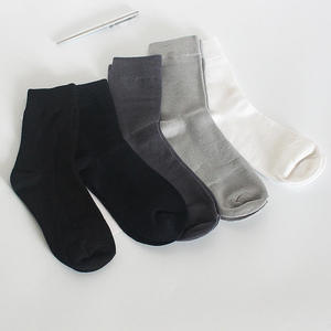 Robe pour hommes d'affaires formels respirants avec logo personnalisé OEM 100% Chaussettes en bambou avec boîte-cadeau - Product Image 3