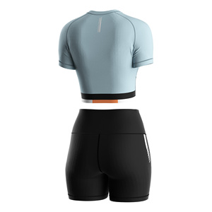 Ensemble de sport minimaliste pour femme : haut court de course et short de compression à maintien pour tapis roulant et course en extérieur - Product Image 2