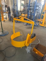 Chariot élévateur manuel ergonomique à engrenages pour la manutention de fûts inclinables sur réservoirs de mélange surélevés - EZ LIFT LG800 365 kg