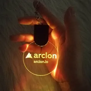 कस्टम कंपनी प्रदर्शनी उपहार ऐक्रेलिक चमकदार कुंजी धारक कुंजी चेन प्रकाश कस्टम आकार पाठ लोगो ऐक्रेलिक चाबी का गुच्छा