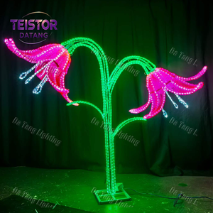 Sculpture lumineuse de fleurs de Noël en plein air comme pièce maîtresse décorative pour les installations publiques saisonnières - Product Image 3