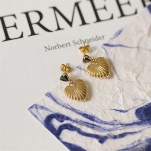 Pendientes de Corazón con Circonita Negra y Baño de Oro de 18K, Estilo Vintage, Regalo de Aniversario para Mujer - Product Image 4