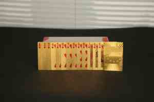 קלפי משחק מעוצבים בסגנון מטבע אירופאי, מצופים זהב PET, עמידים וזוהרים, למשחקי פוקר ובידור משפחתי. - Product Image 3