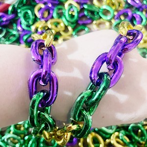 Collier Géant à Maillons de 84 cm pour le Mardi Gras de la Nouvelle-Orléans, Perles Violettes, Vertes et Dorées, Idéal pour les Événements d'Halloween et les Fêtes de Carnaval - Product Image 3