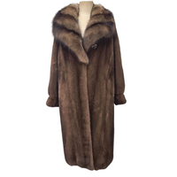 Manteau en fourrure de vison brun foncé haute couture avec col en fourrure de sable opulente, silhouette longue pour un luxe ultime