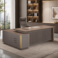 Bureau de direction de luxe en bois grainé avec garniture dorée, crédence latérale cannelée, grande table de direction pour bureau de PDG moderne