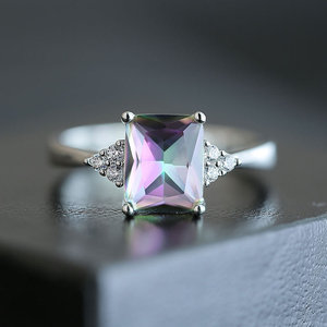 Anello Quadrato con Pietra Arcobaleno, Design Minimalista ed Elegante con Pietra Colorata, Gioiello da Donna per Uso Quotidiano - Product Image 2