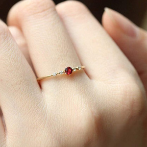 Anello con fascia in cristallo rosso color oro per donna, accessori minimalisti per tutti i giorni e per feste - Product Image 3