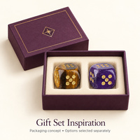 Dés à jouer en lapis-lazuli D6 avec points circulaires dorés sur les faces bleues et motifs de pierres plus claires contrastants pour jeux de société
