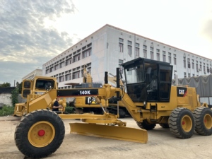 รถเกรดเดอร์ CAT140K รุ่นยอดนิยม ใช้งานหนัก สามารถใช้สำหรับการฟื้นฟูพื้นที่เกษตรกรรมและการก่อสร้างถนนกรวด - Product Image 1
