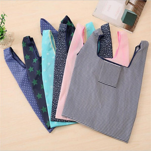 Sac fourre-tout compact et pliable qui se glisse dans la poche de votre manteau ou votre pochette. Ne vous rendez plus jamais sans un sac, qu'il soit <span class=keywords><strong>à</strong></span> la maison ou <span class=keywords><strong>à</strong></span> l'étranger. - Product Image 3