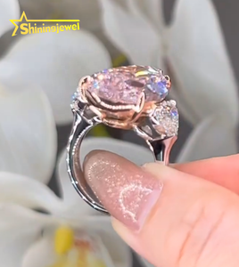 Pour votre mère Cadeaux extraordinaires Diamant rose en forme de poire flanqué de diamants blancs en forme de coeur Bague en diamant de laboratoire à trois pierres - Product Image 3