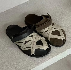Una marca de diseño exclusivo con punta redonda y suela plana, adecuada tanto para uso informal como formal, con un moderno diseño perforado. - Product Image 4