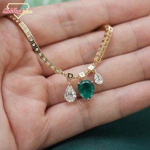 Collier Pendentif Classique Personnalisé en Or Jaune 14 carats avec Pierre en Diamant de Laboratoire Émeraude Forme Poire D VVS, Chaîne à Maillons, pour Fiançailles, Mariage et Soirée - Product Image 4