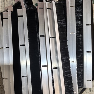 Spazzola <span class=keywords><strong>per</strong></span> porta a <span class=keywords><strong>tapparelle</strong></span> industriale di vendita calda Spazzola <span class=keywords><strong>per</strong></span> la pulizia Spazzola in Nylon a prova di polvere in lega di alluminio - Product Image 5