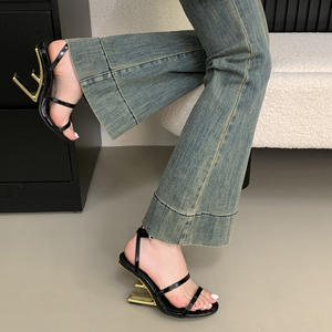 <span class=keywords><strong>Sandali</strong></span> con tacco alto di tendenza francese alla moda con cinturino alla caviglia in <span class=keywords><strong>argento</strong></span> con tacco speciale <span class=keywords><strong>e</strong></span> plateau stile Sexy per la nuova estate - Product Image 4