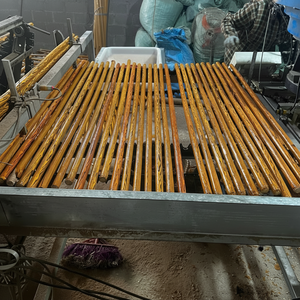 ผู้ผลิตโดยตรงของด้ามไม้กวาด ด้ามไม้ถูพื้น อุปกรณ์ทำความสะอาด พร้อมเคลือบ PVC ลายไม้ - Product Image 1